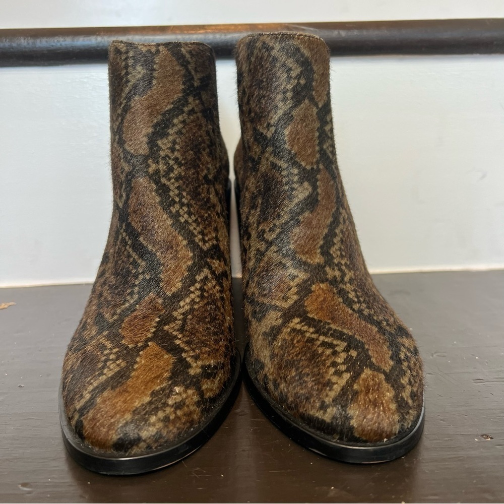 𝅺SANCTUARY SAMPLE WOMEN’S‎ SNAKESKIN PRINT ANKLE HEELED BOOT,  LIKE NEW